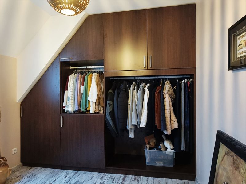 begehbarer Kleiderschrank unter der Dachschräge hinten Holz und Weiß