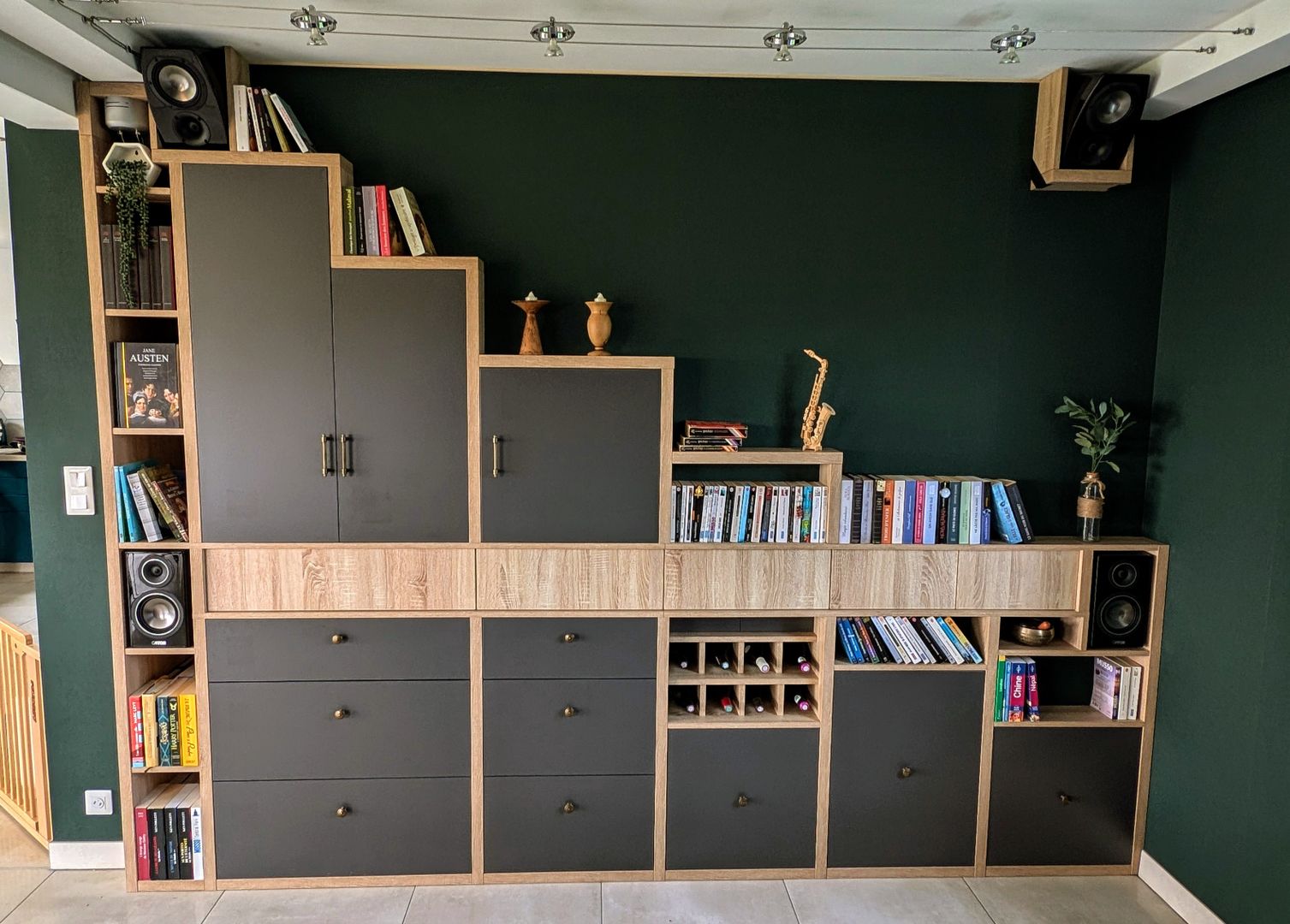 Montage einer maßgefertigten Einrichtung unter der Treppe