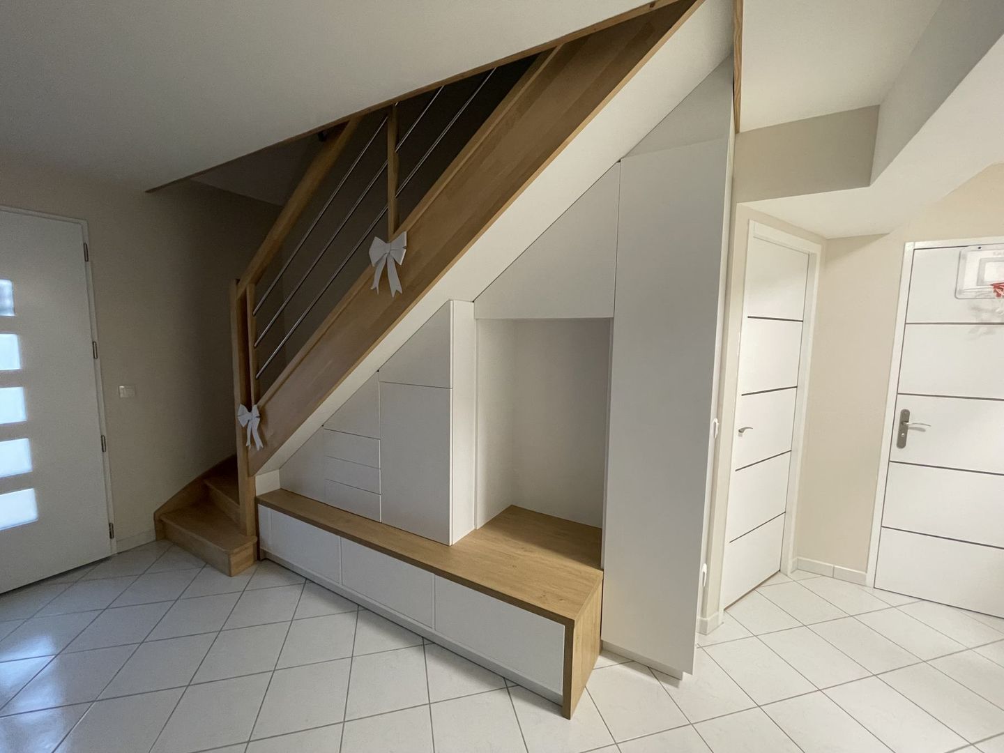 Un meuble d’entrée sur mesure avec assise pour une entrée organisée