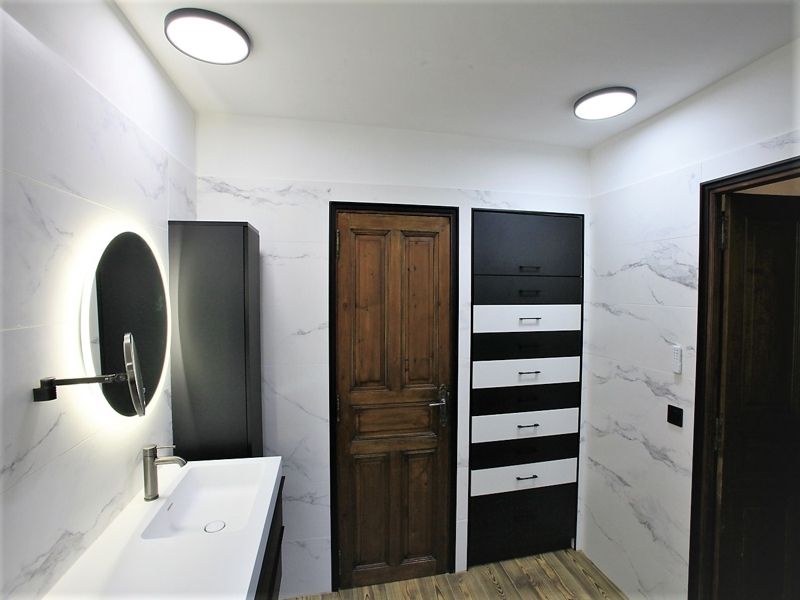 5 ideas de muebles a medida y coloridos para alegrar tu baño