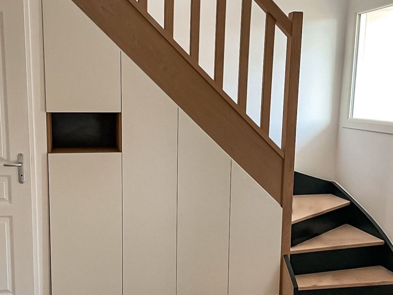 Flurmöbel unter Treppe weiß und Holz