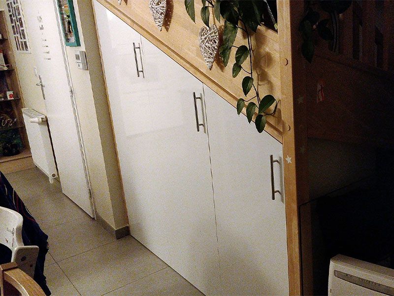 maßgefertigte Aufbewahrung unter der Treppe