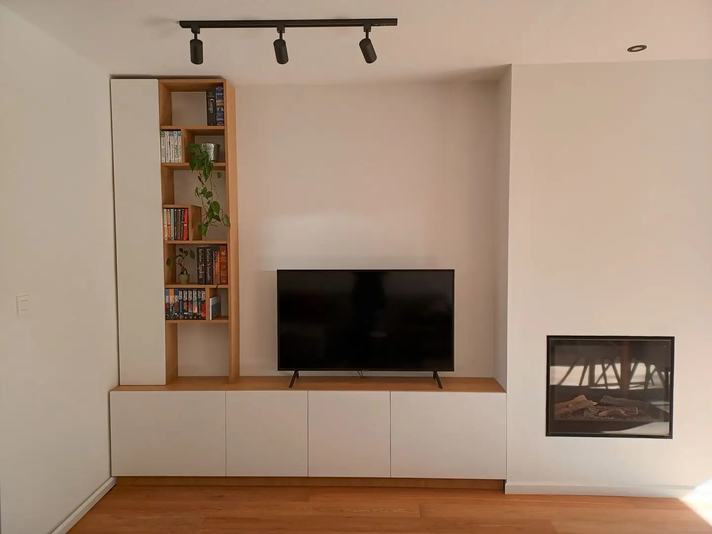 Aménagement TV sur mesure avec meuble bas et colonne