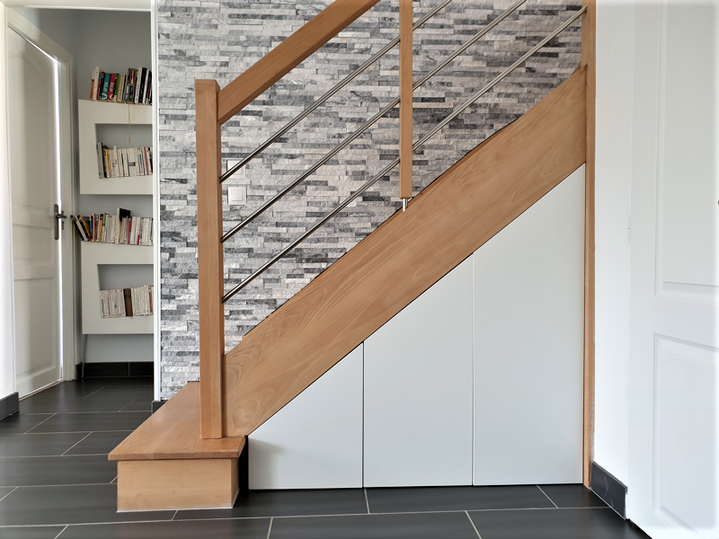 8 idées d'agencement sur-mesure sous escalier