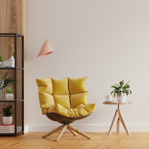 Pièce épurée avec fauteuil jaune et table basse