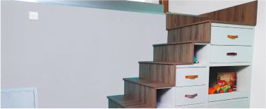 Meuble escalier avec contremarches personnalisées