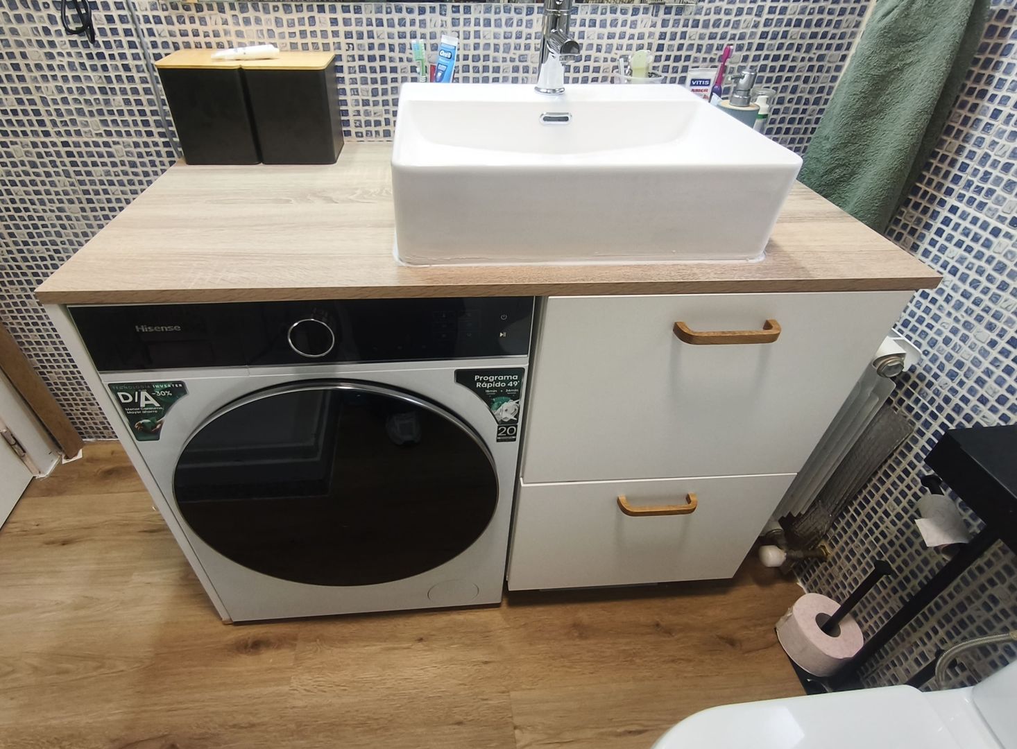 Custom-made washbasin unit with storage