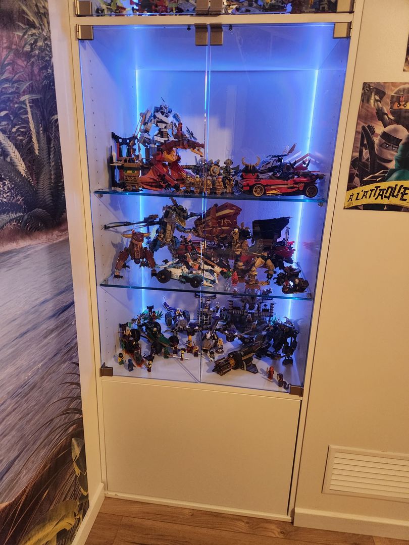 Custom showcase with glass doors and shelves - Vue 3