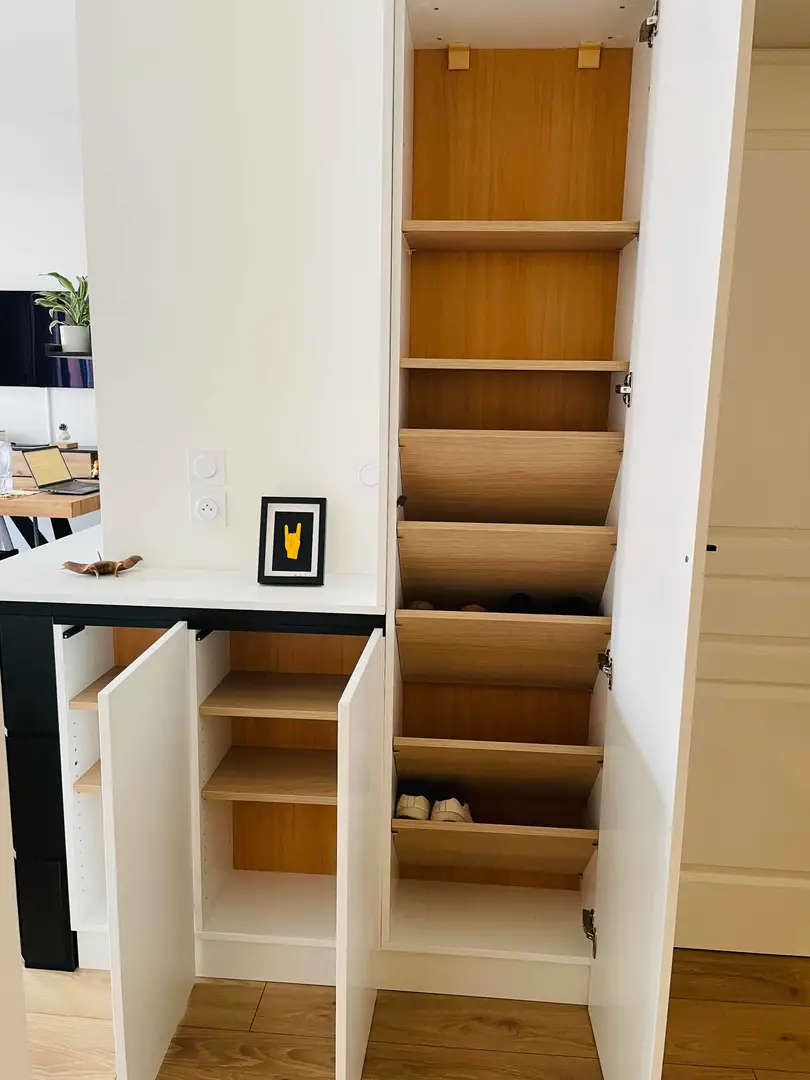 Custom corner furniture with top and bottom storage for entryway - Vue 9