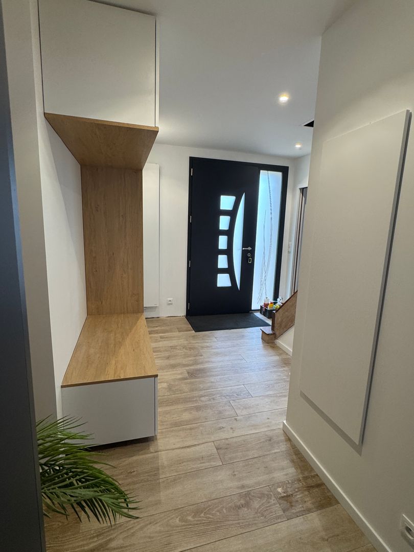 Bespoke Corner Entryway Unit with Seating and Pull-out Wardrobe - Vue 3