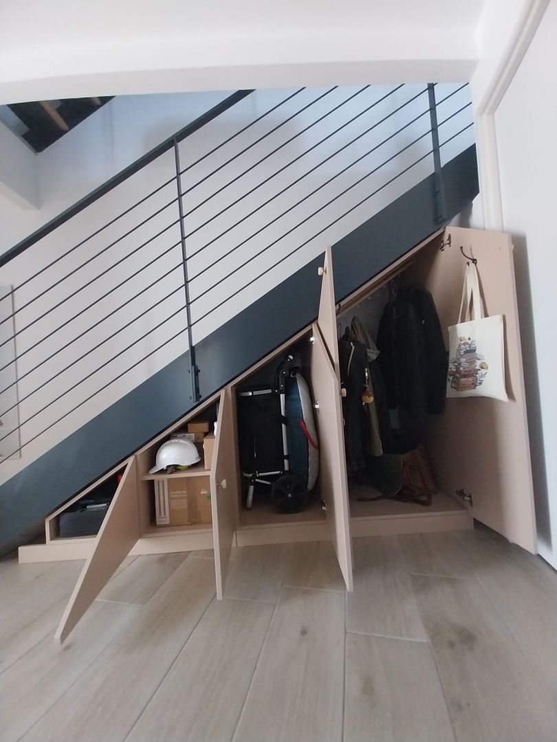 Custom Under-Stair Storage Unit - Vue 1