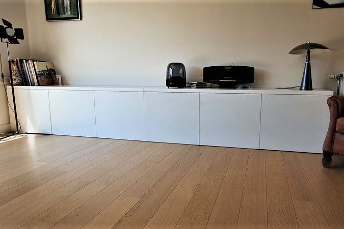 Meuble bas blanc avec portes