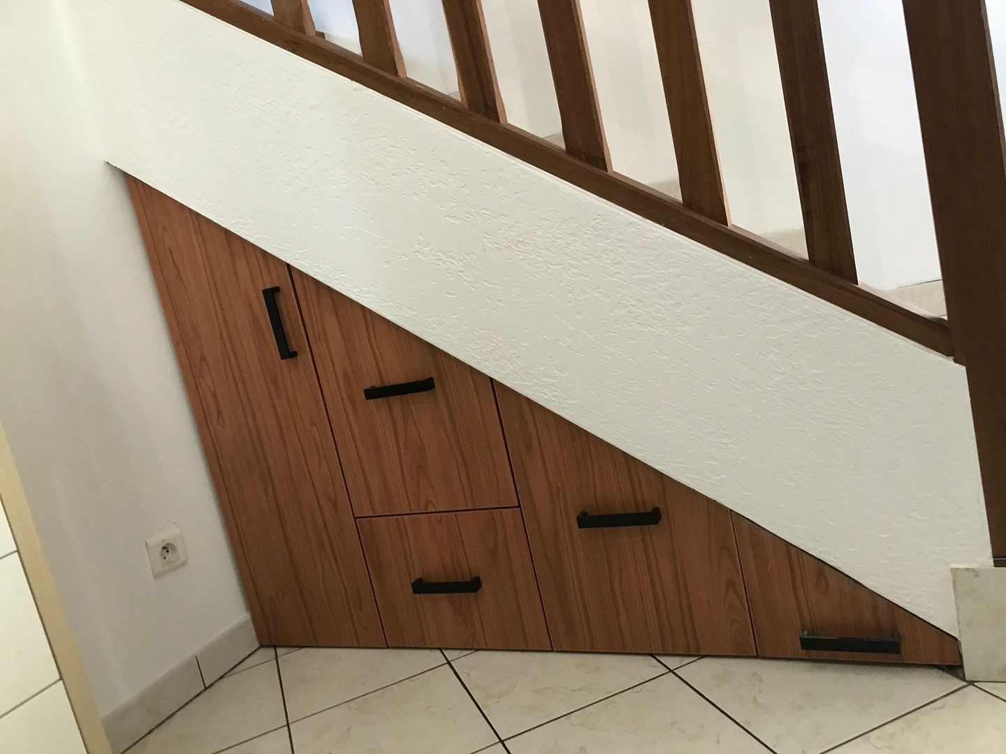 Rangements fermés sous escalier