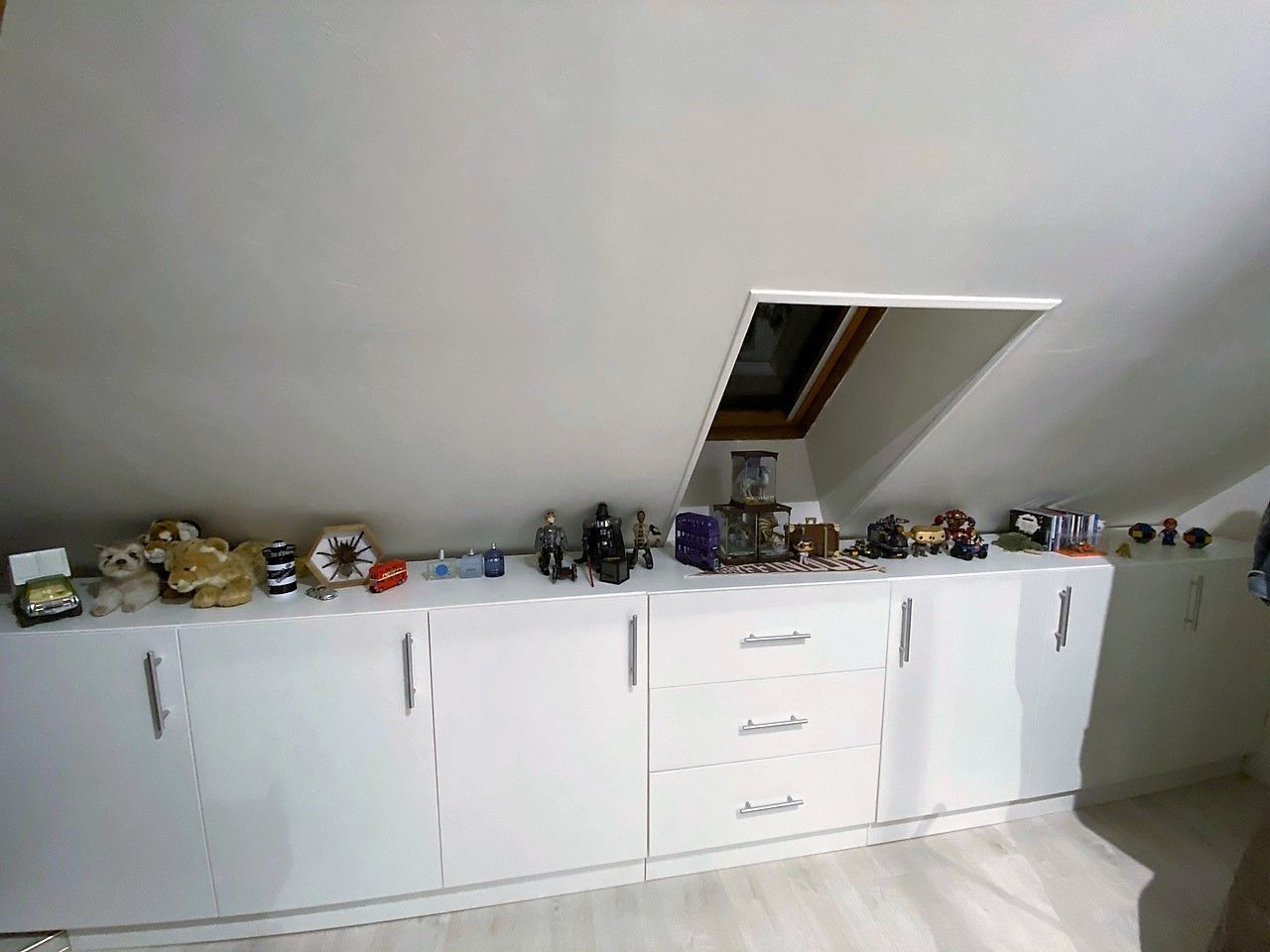 Commode large sous pente arrière