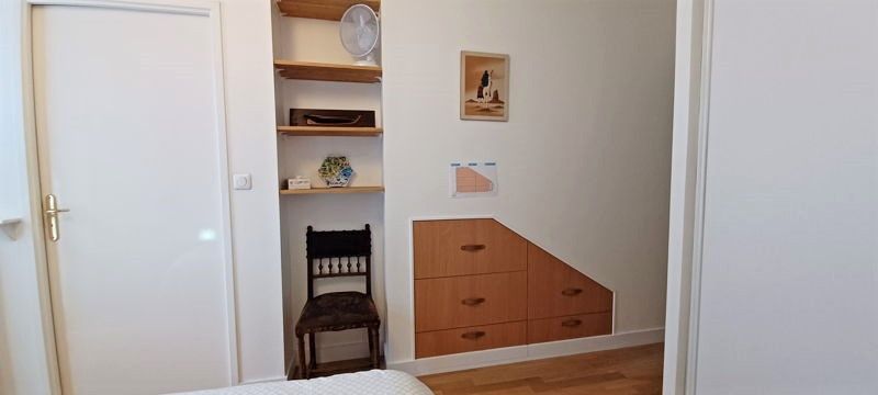 Meuble encastré dans une niche sous pente - Vue 1