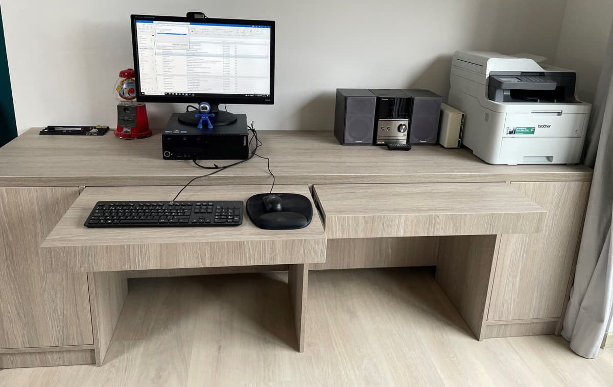 Bureau sur mesure avec tablettes coulissantes