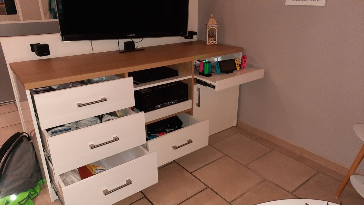 Meuble TV avec rangements fermés sur mesure