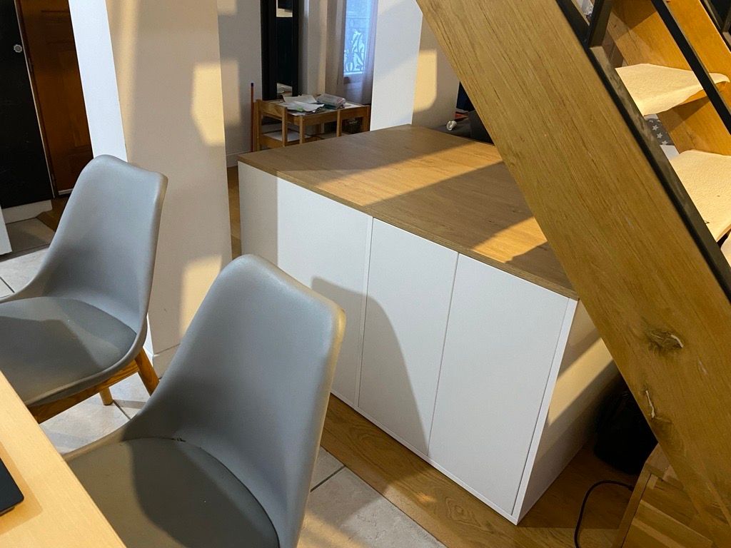 Aménagement sous un escalier avec caissons sur mesure