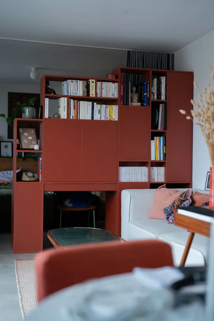 Custom-made screen divider unit with desk and variable-height bookcase - Vue 5