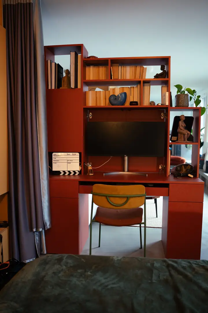 Custom-made screen divider unit with desk and variable-height bookcase - Vue 2