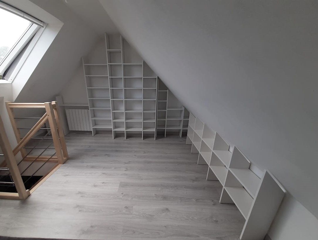 Bibliothèque sous pente en angle