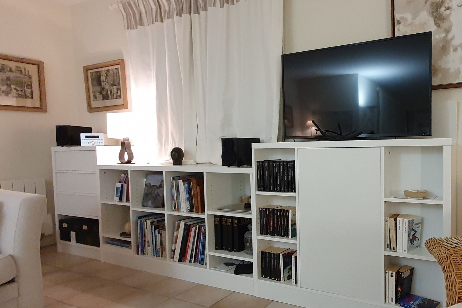 Maßgeschneiderte Bibliothek mit TV-Lift - Vue 2