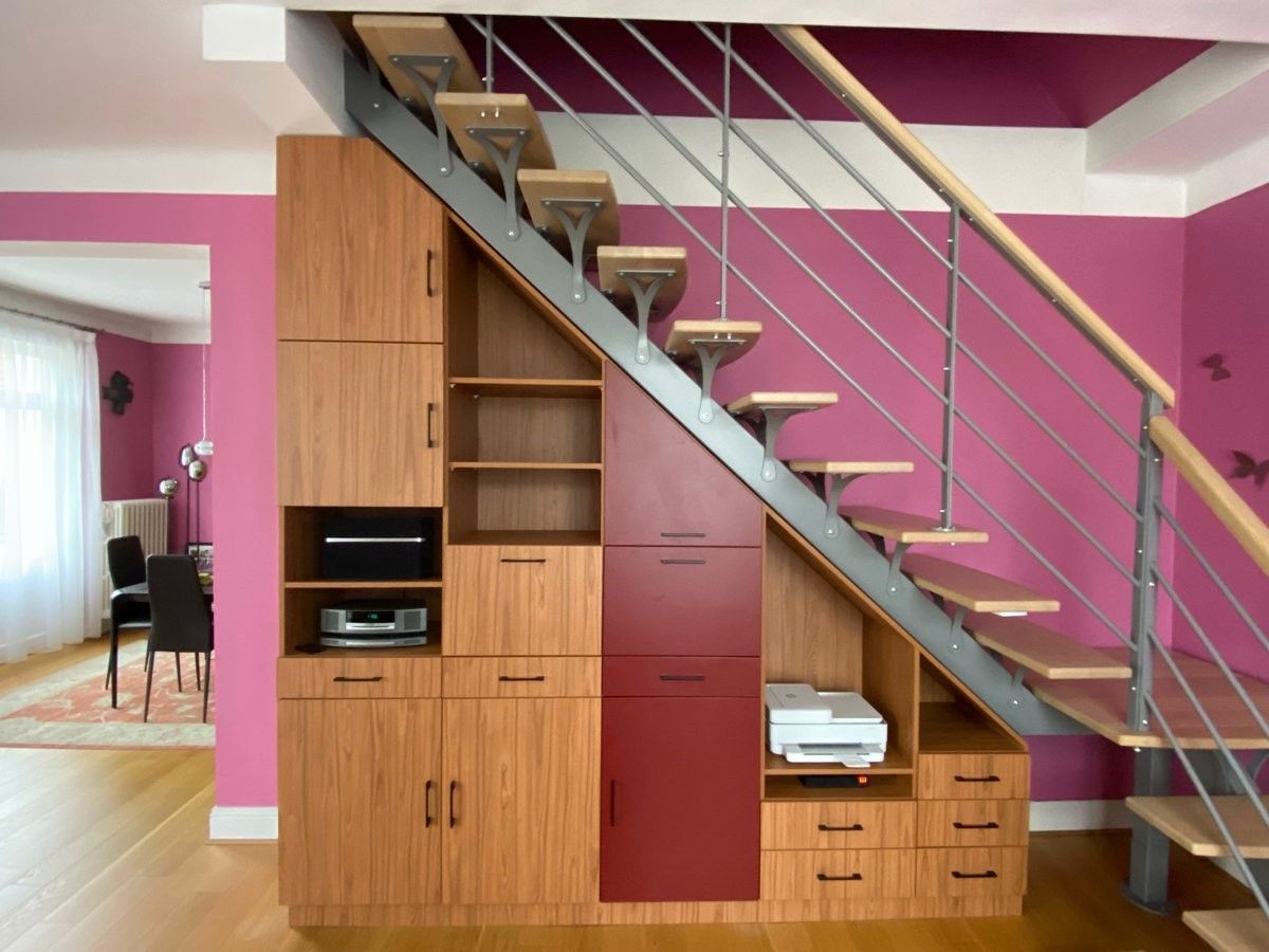 Meuble sous escalier bordeaux et bois