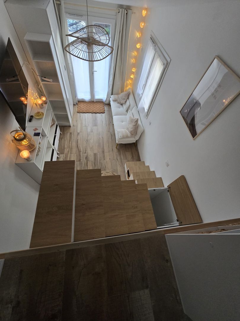 Quarter-turn staircase unit with wardrobe and clever storage landing - Vue 3