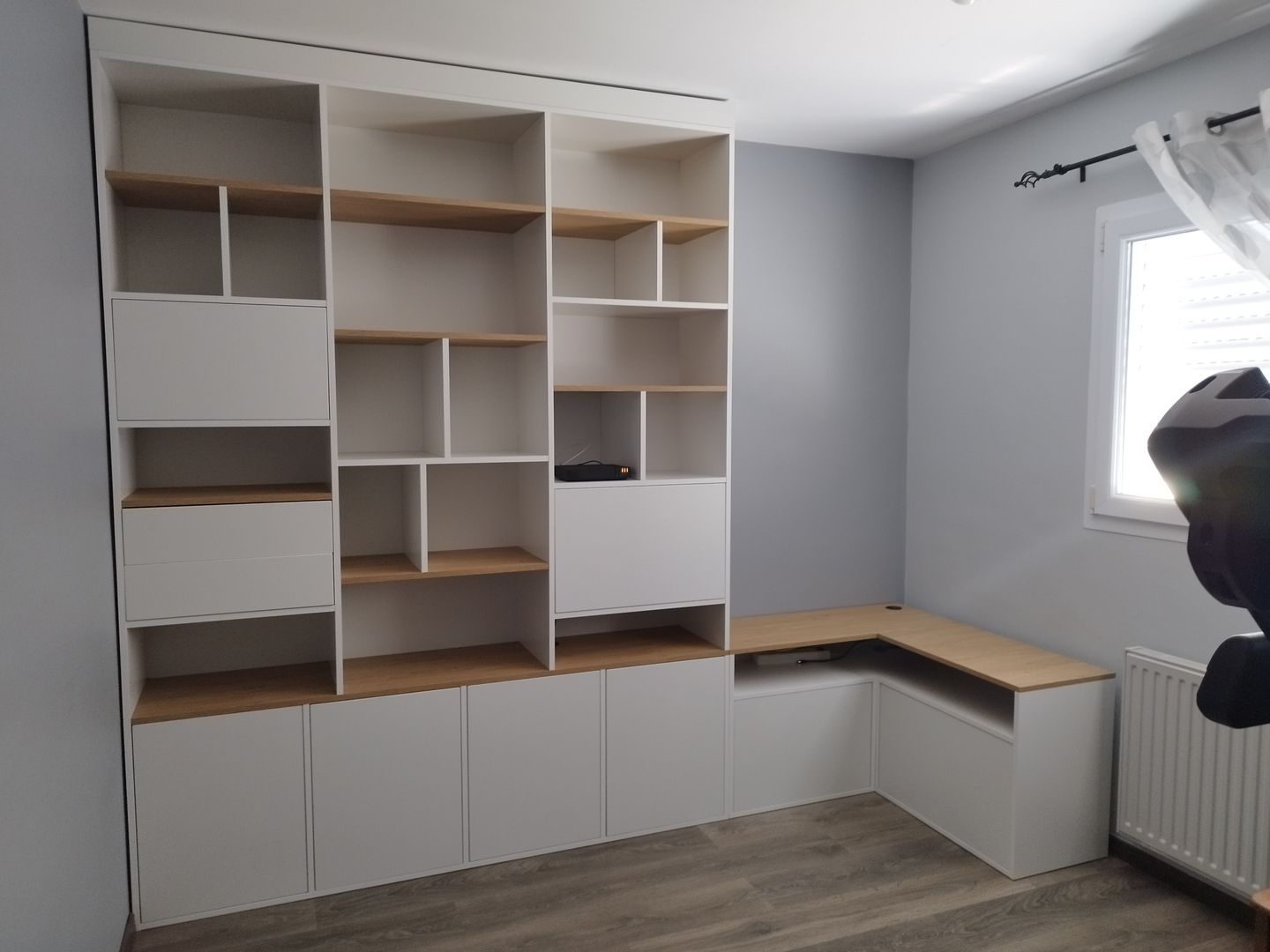 Maßgefertigtes Eckregal mit integriertem Sekretär - Vue 2