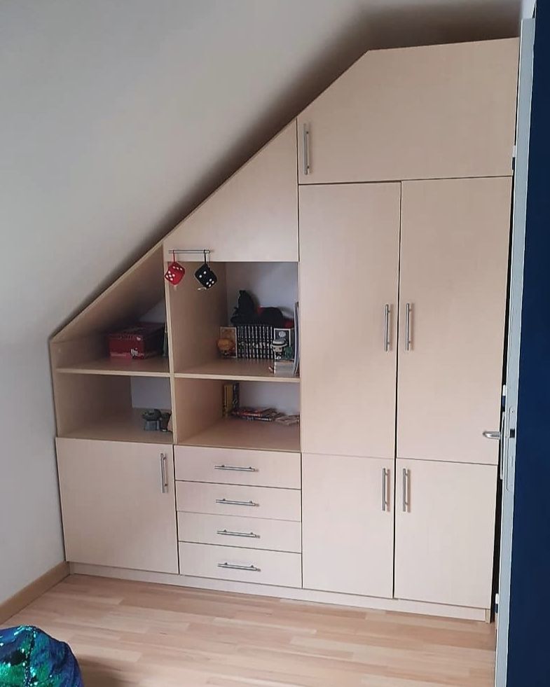 Placard sous pente avec niche