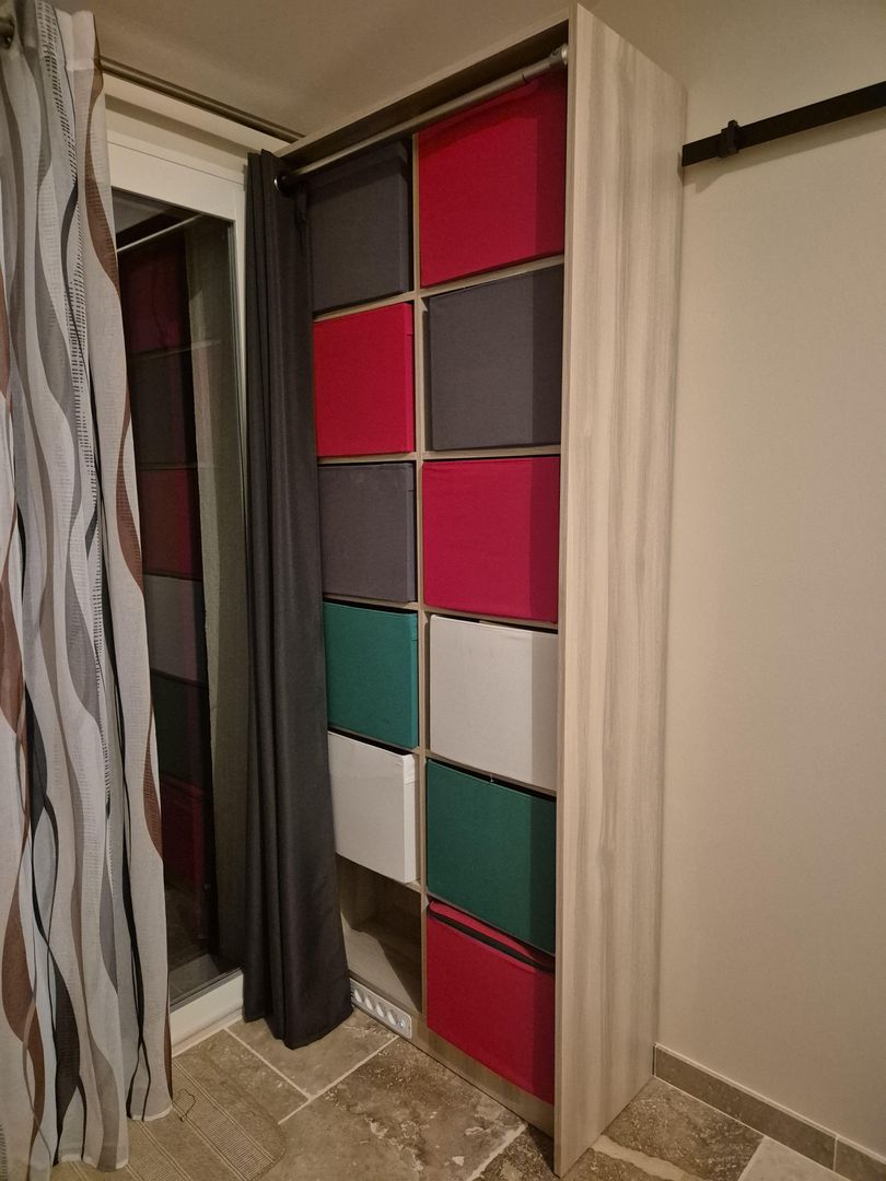 Meuble avec espace pour boites