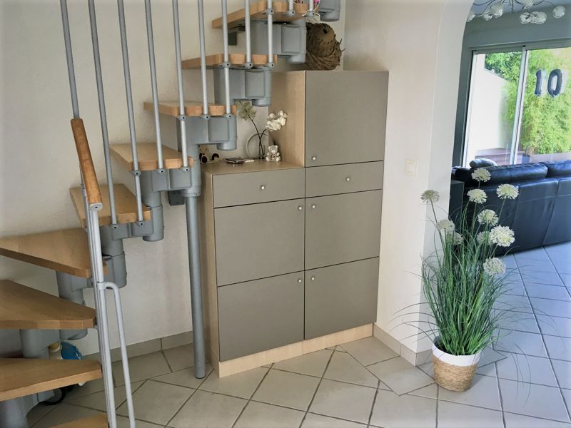 Etagère sur mesure sous escalier