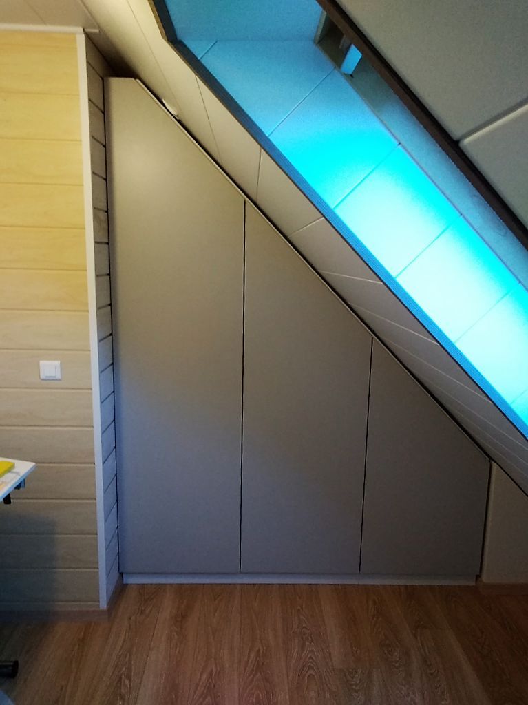 Placard sur-mesure sous pente