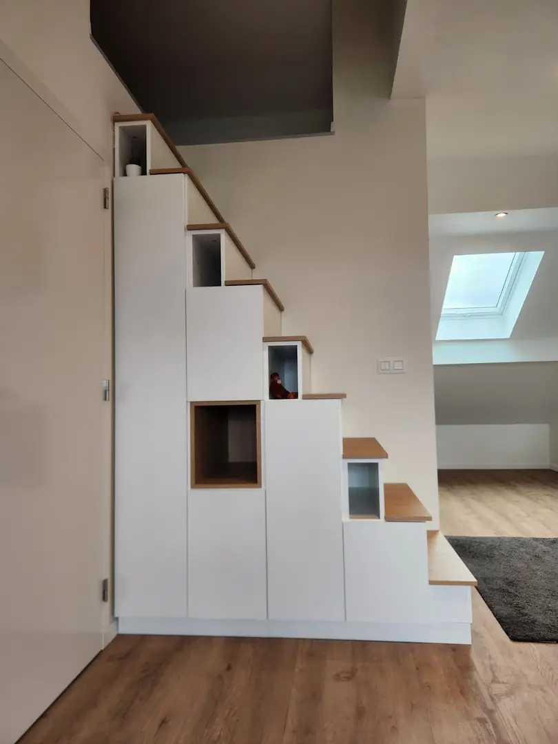 Custom white and oak staircase storage unit with wardrobe - Vue 1