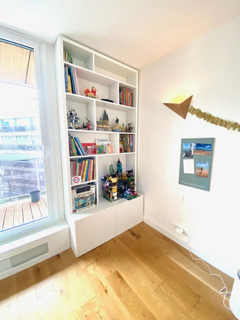 Petit bibliothèque à mi profondeur