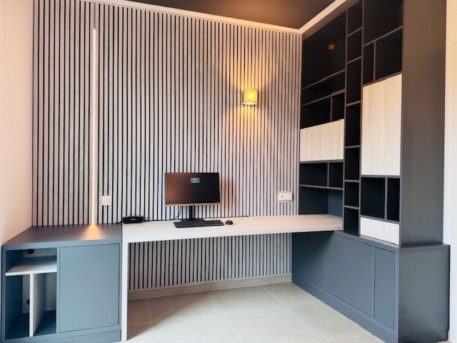 Assemblage de meubles sur mesure - bureau sur mesure et bibliothèque