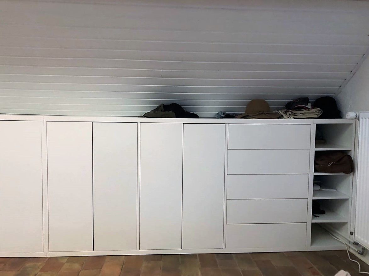 Longue commode blanche sous mansarde