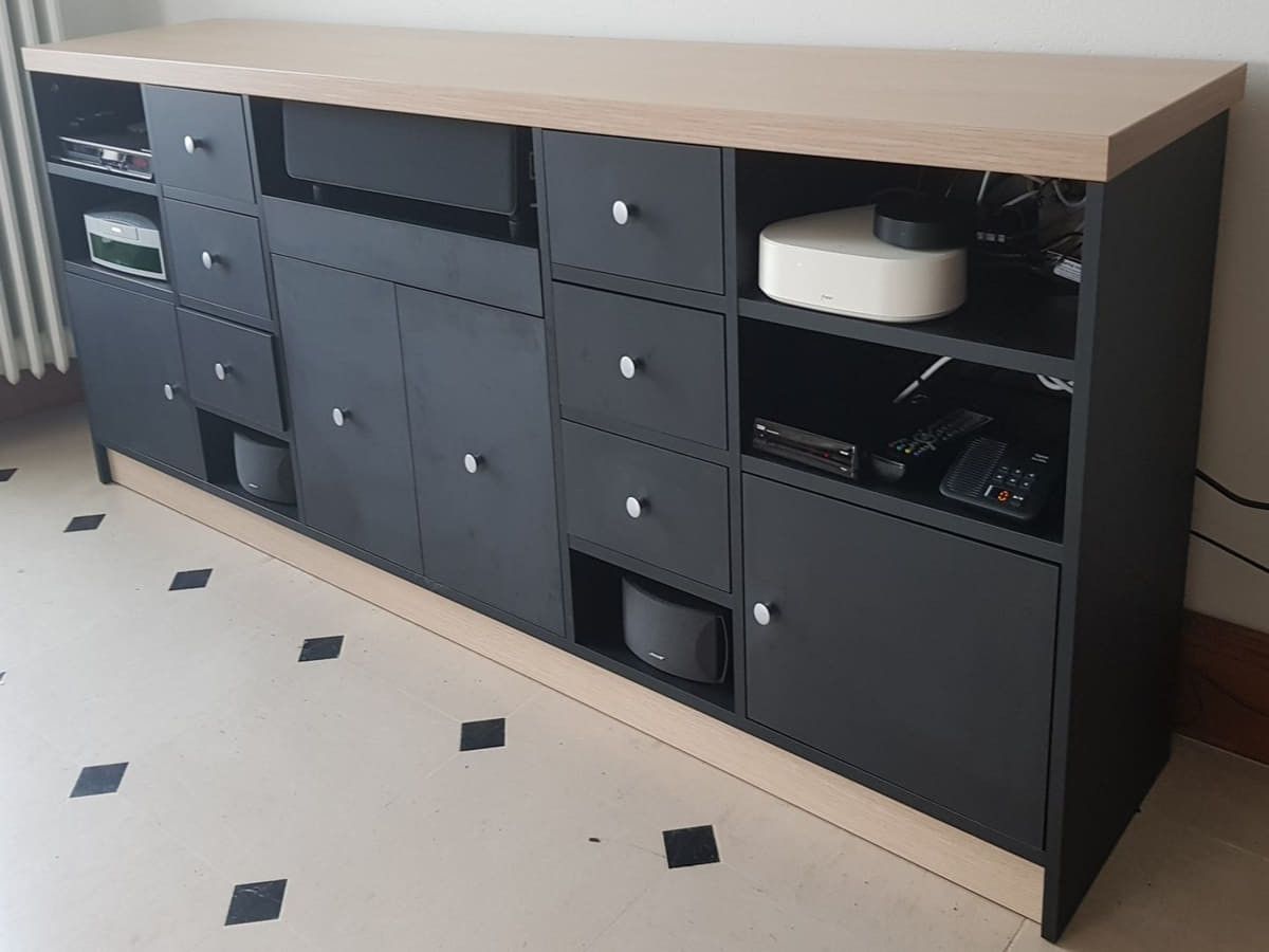 Meuble TV sur mesure en noir mat et chêne de Lindberg 