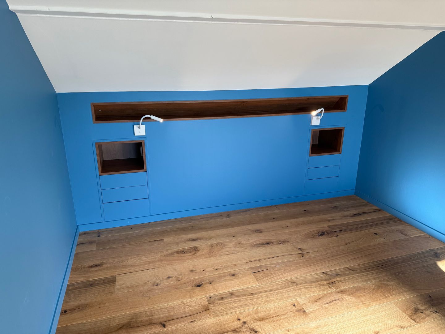 Tête de lit sur mesure intégrée au mur