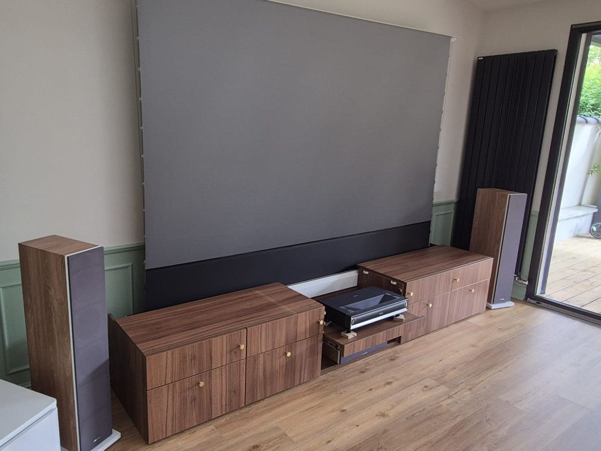 Meuble sur mesure pour vidéoprojecteur et écran de projection