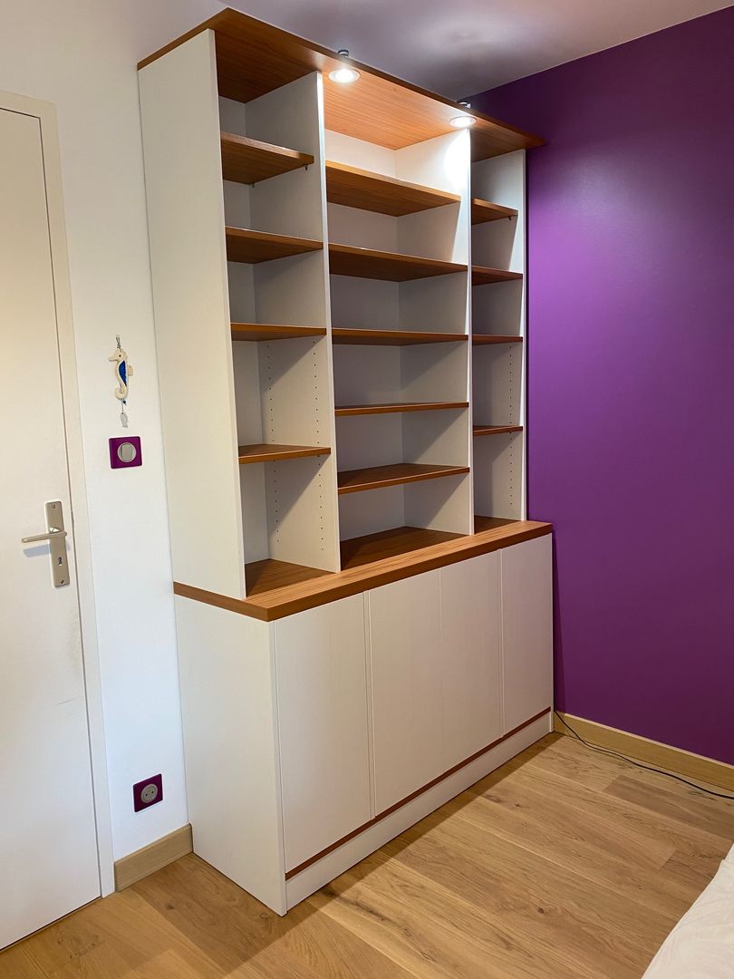 Bibliothèque sur mesure blanche et bois