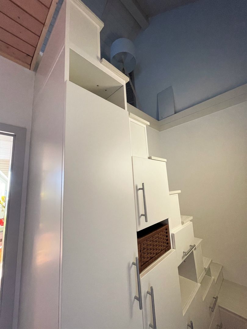 Escalier quart tournant blanc avec rangements - Vue 1