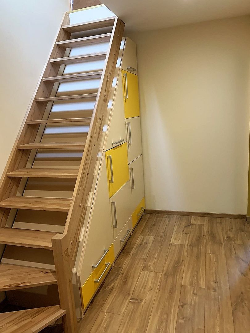 Rangement bicolore sous escalier - Vue 1