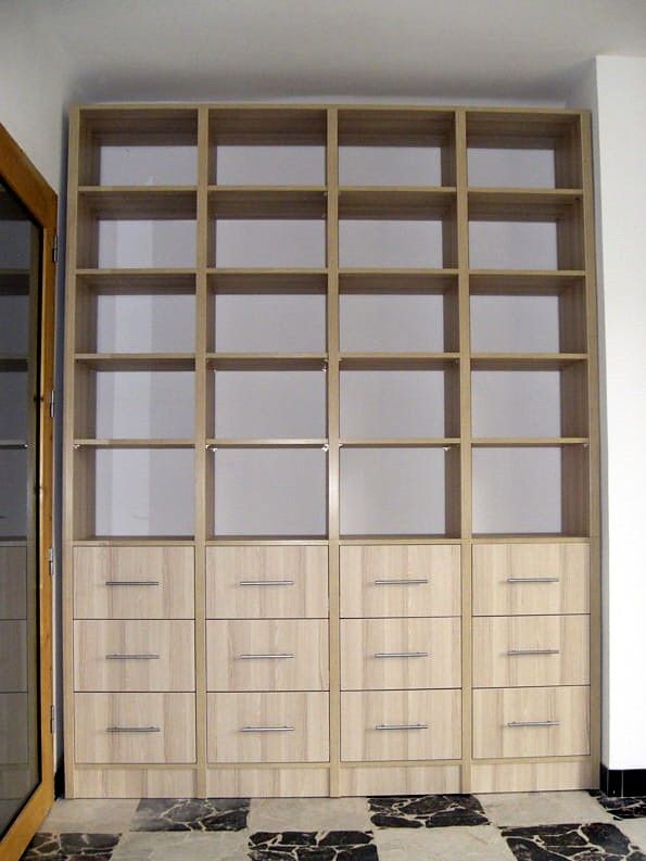 Bibliothèque intégrée au sein d'une niche