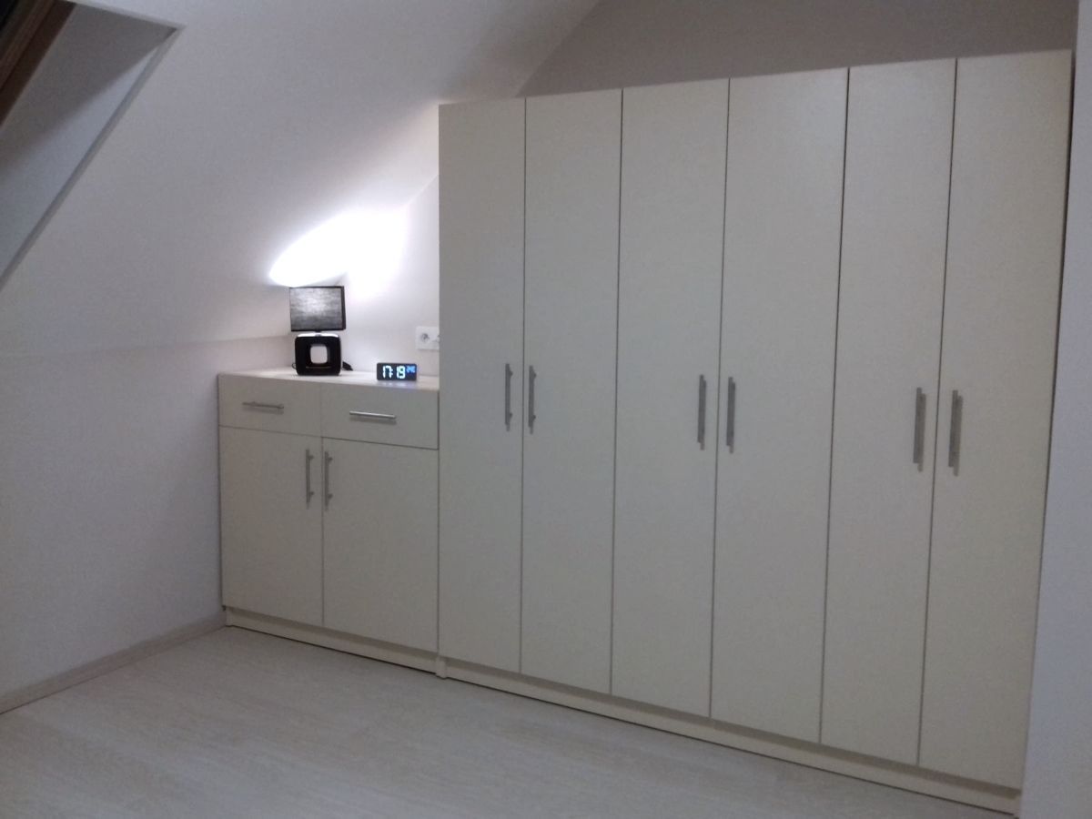 Rangements à hauteur variable sous pente