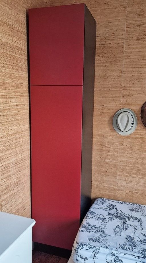 Colonne de rangement rouge