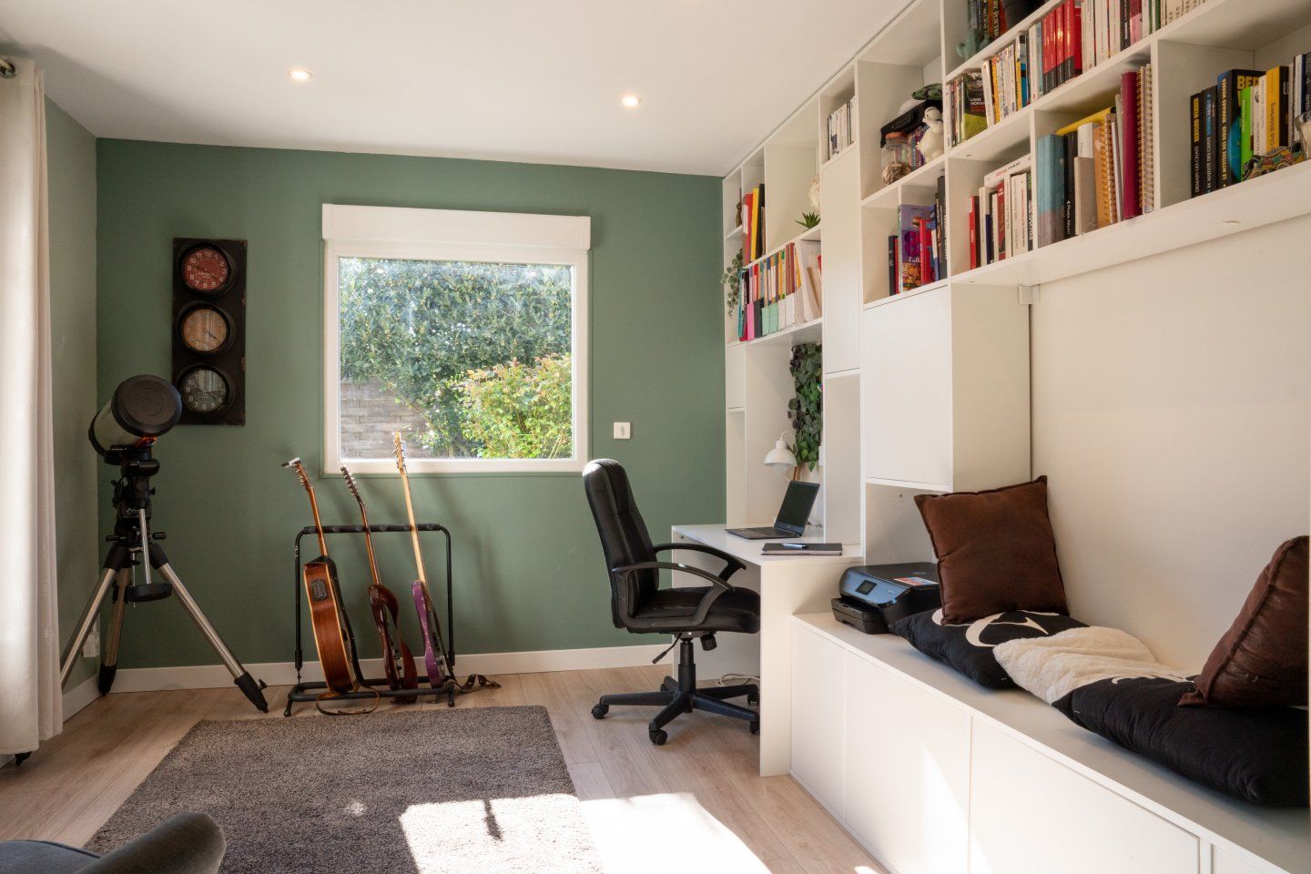 Bibliothèque avec bureau intégré sur mesure - Vue 3