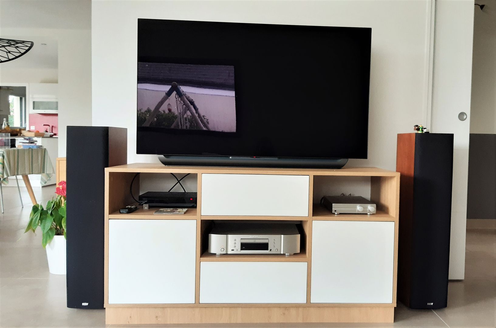 Meuble TV blanc et bois sur mesure 