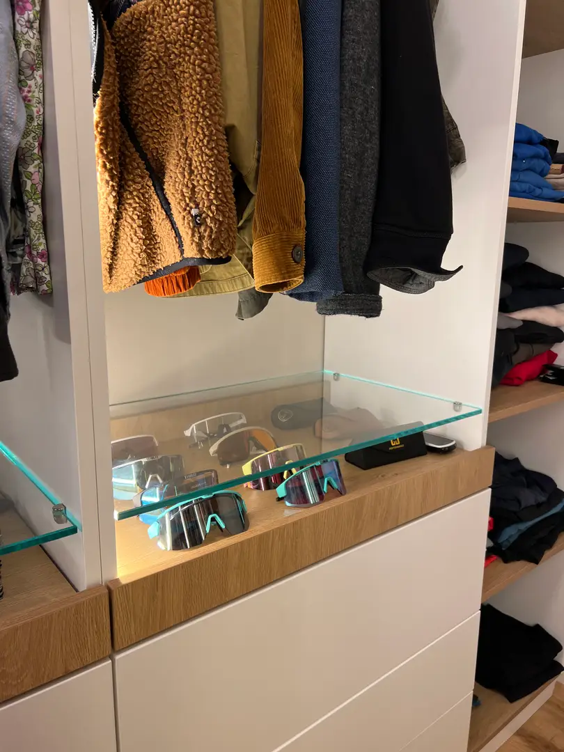 Double sloped-face closet: perfect space optimization - Vue 10