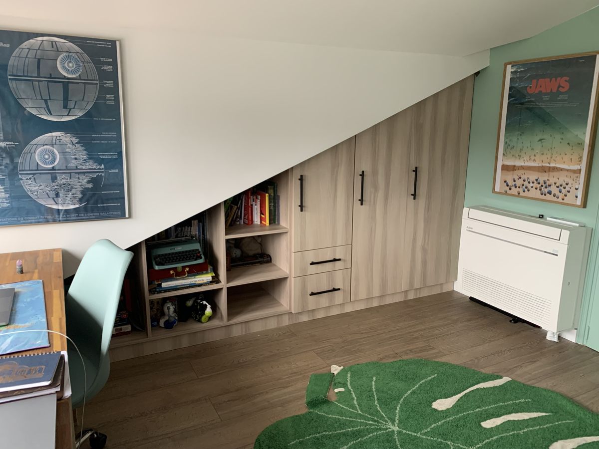 Custom sloped ceiling wardrobe with drawers and open niches - Vue 1